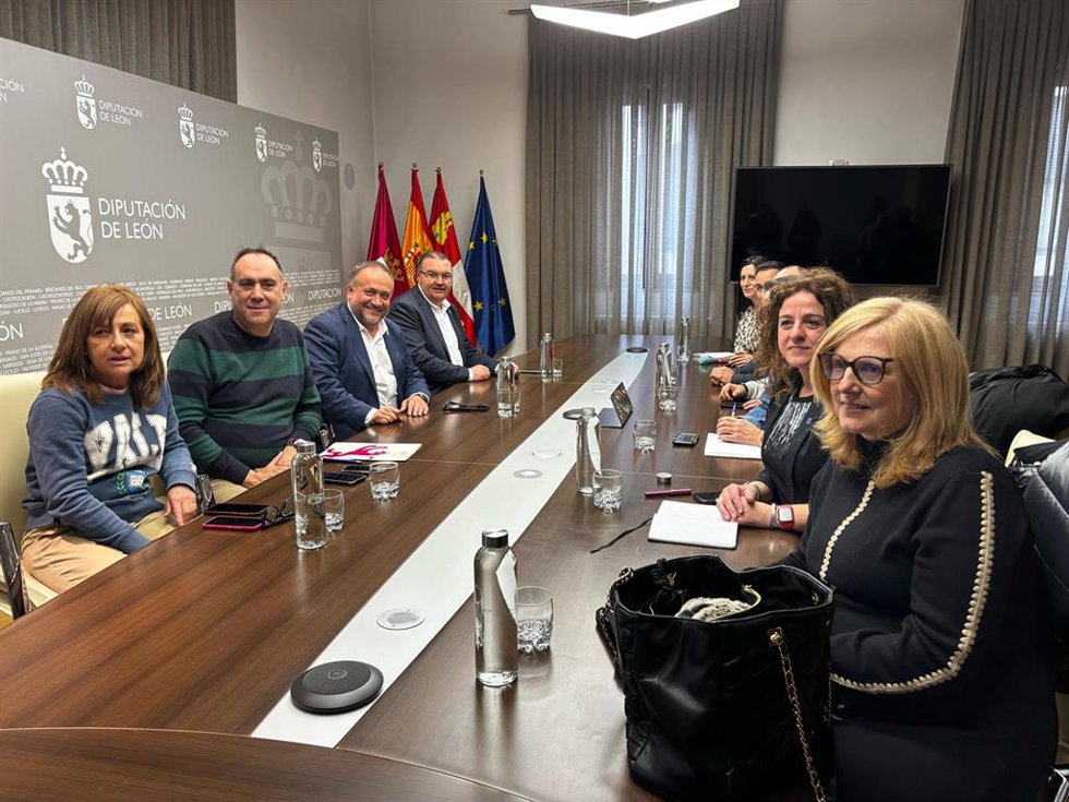 El presidente de la Diputación de León con los sindicatos convocantes del 16-F.