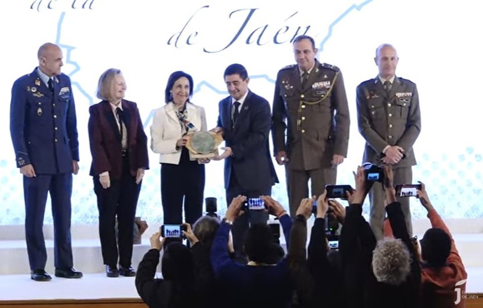 Margarita Robles, junto a responsables del Ministerio de Defensa, recoge el Premio de la Provincia de Jaén.