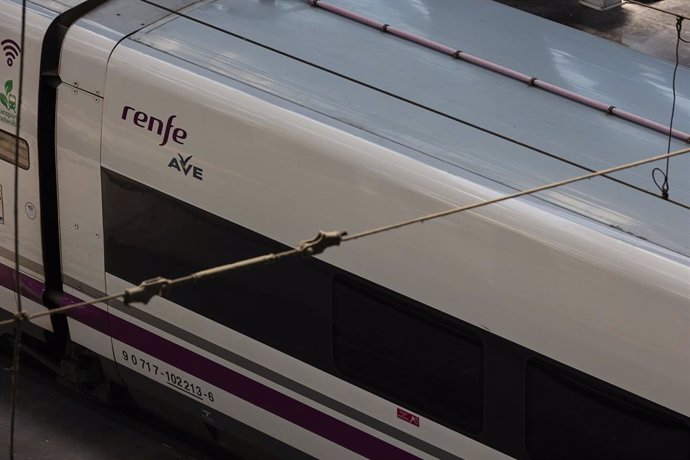 Archivo - Imatge d'arxiu d'un tren AVE
