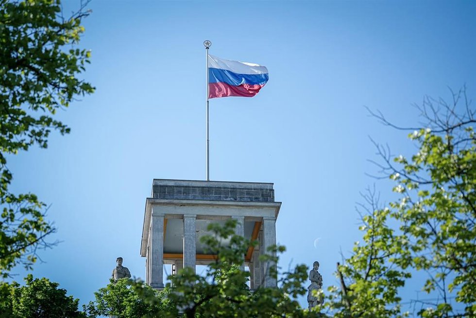 Archivo - Bandera de Rusia en la Embajada en Berlín, Alemania
