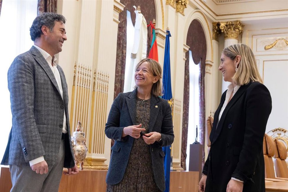 El nuevo diputado foral de Promoción Económica y Proyectos Estratégicos, Unai Andueza, la diputada general de Gipuzkoa, Eider Mendoza, y la diputada saliente, Ane Insausti