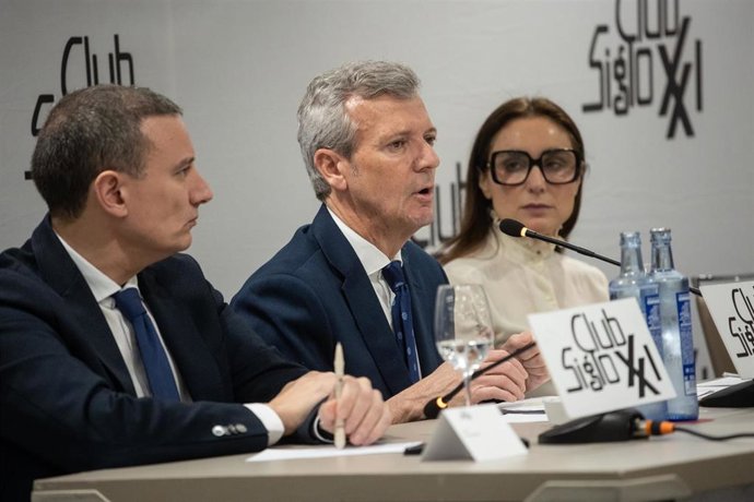 El presidente de la Xunta de Galicia, Alfonso Rueda (c), durante un almuerzo-coloquio, en la sede del Club Siglo XXI, a 20 de marzo de 2025, en Madrid (España). El encuentro ha sido organizado por Club Siglo XXI.