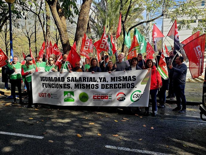Imagen de la concentración de CCOO,UGT, CSIF, Satse y SMA-F, para pedir mejores condiciones laborales para el personal de la Agencia del SAE.