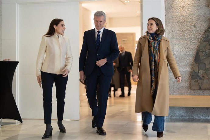 (I-D) La empresaria y presidenta de honor de Club Siglo XXI, presidente de la Xunta de Galicia, Alfonso Rueda, y la secretaria general del Partido Popular, Cuca Gamarra, durante un almuerzo-coloquio, en la sede del Club Siglo XXI, a 20 de marzo de 2025, e