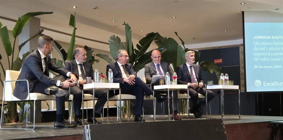 Mesa redonda 'La gestión de la movilidad sostenible' organizada por Exceltur