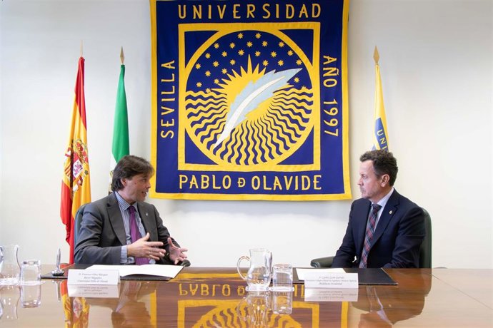 El rector de la Universidad Pablo de Olavide, Francisco Oliva Blázquez, y del presidente de COITAND, Carlos León Garrido