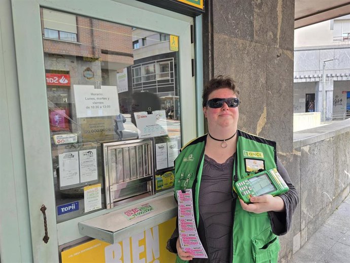 Silvia Rodríguez, vendedora de la ONC que ha repartido premios en Barakaldo y Portugalete.