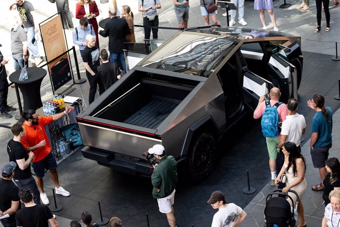 Archivo - 02 May 2024, Berlin: Visitors view the Tesla Cybertruck at the "The Cyber Odyssey" launch in the Mall of Berlin. Photo: Fabian Sommer/dpa