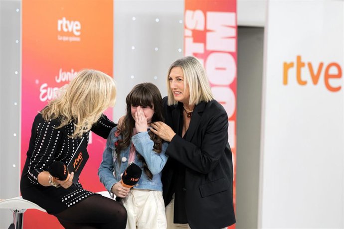Archivo - (I-D) La directora de Comunicación y Participación de RTVE, María Eizaguirre Comendador, la representante de Eurovisión Junior 2024, Chloe DelaRosa y la productora ejecutiva de Eurovisión Junior 2024 y jefa de la Delegación Española en Eurovisió