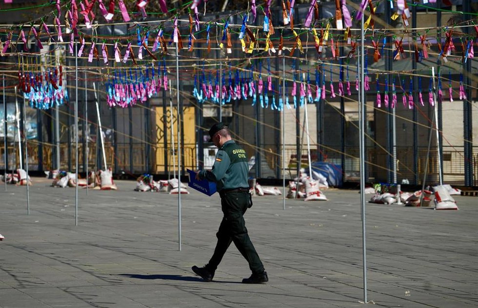 Un agente de la Guardia Civil inspecciona la masclet de la plaza del Ayuntamiento, a 12 de marzo de 2025, en Valencia, Comunidad Valenciana (España). 