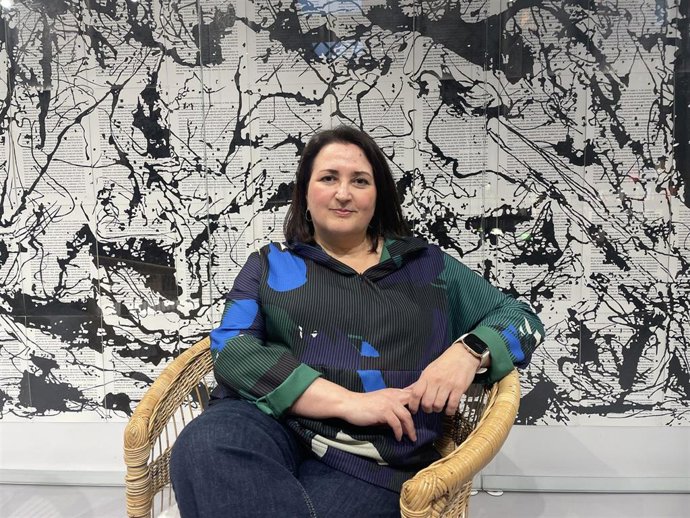 La periodista Anna Sàez Mateu presenta 'L'enverinadora'