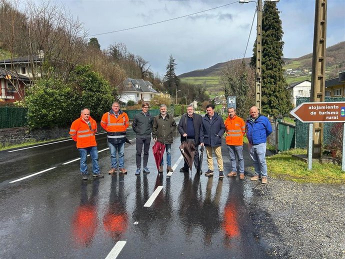 El consejero Alejandro Calvo visita obras en Cangas del Narcea