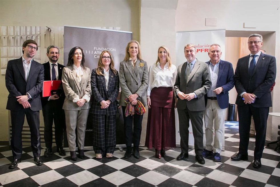 Autoridades participantes en un almuerzo solidario a favor del proyecto 'Musicoterapia' de Fundación Atrio