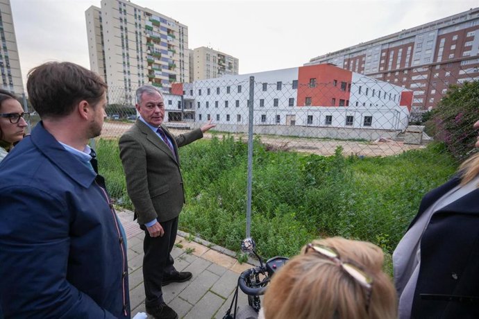 Archivo - Sanz, junto a la parcela recuperada dentro del Parque Gran Vía del Distrito San Pablo para espacios públicos, junto a la calle Macedonia.