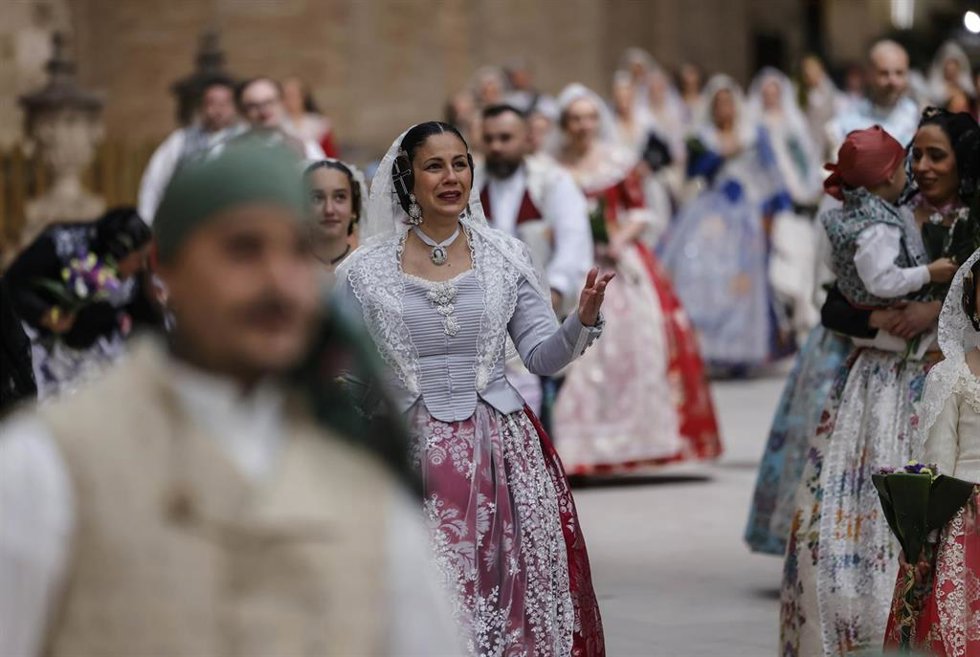 Imagen de la primera jornada de ofrenda a la Virgen de los Desamparados en Valncia, dentro del programa de actos de las Fallas de 2025.