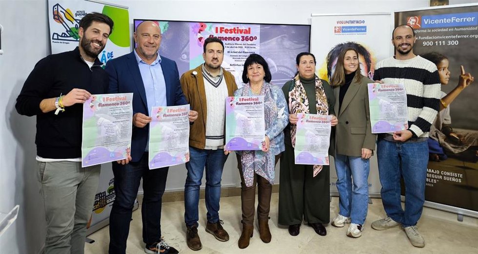 Foto presentación del festival, con el delegado municipal en el centro.