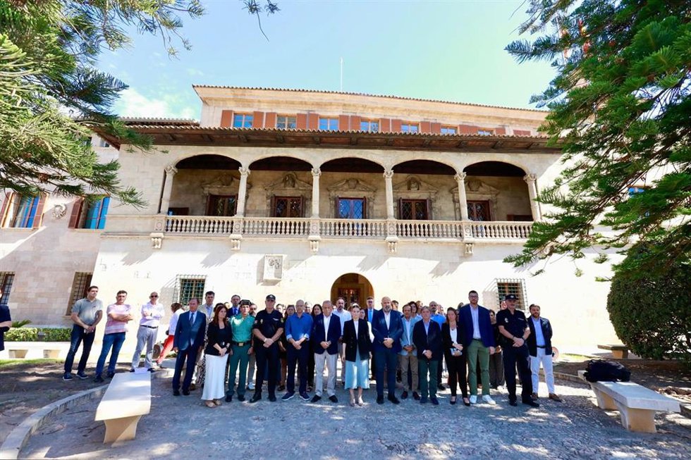 Archivo -  La presidenta del Govern, Marga Prohens, y representantes de las instituciones participan en el minuto de silencio por un caso de violencia de género.