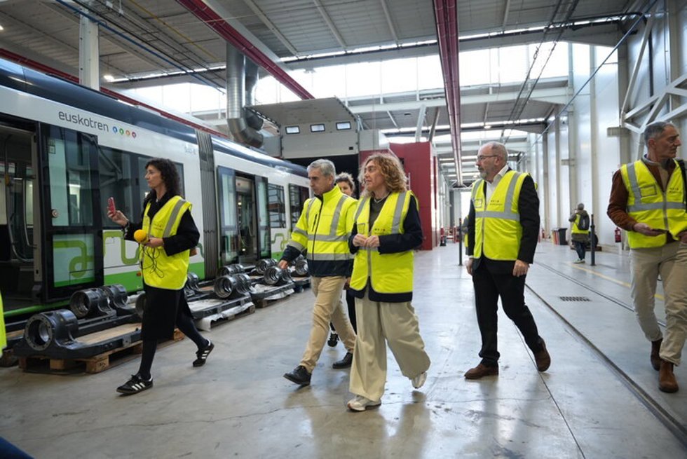 La consejera de Movilidad Sostenible, Susana García Chueca, durante una visita al puesto de mando del tranvía de Vitoria de Euskotren