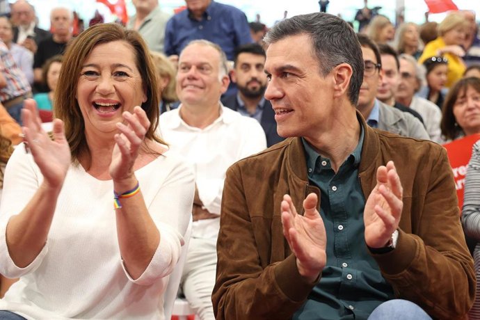 Archivo - El secretario general del PSOE y presidente del Gobierno, Pedro Sánchez, y la presidenta del Congreso y secretaria general del PSIB-PSOE, Francina Armengol.