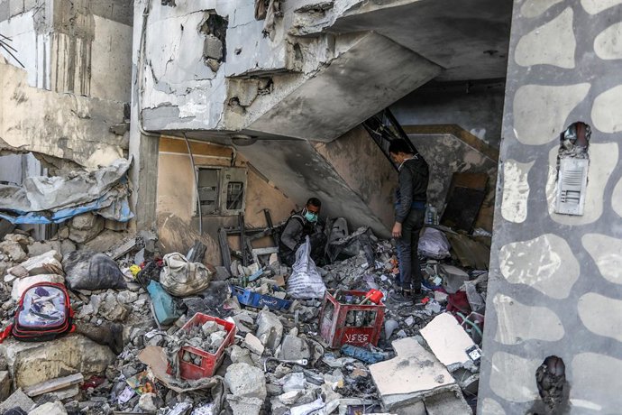 ARQUIVADO - 18 de março de 2025, Territórios Palestinos, Khan Yunis: Palestinos procuram seus pertences entre os escombros de suas casas destruídas, após os ataques aéreos israelenses em Khan Yunis. Israel lançou uma série de ataques aéreos contra o terri