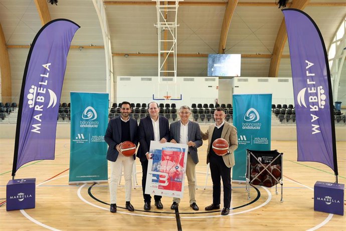 El diputado provincial de Deportes, Juan Rosas, en la presentación junto al teniente de alcalde de San Pedro, Javier García, el edil de Deportes, Lisandro Vieytes y  vicepresidente de la federación andaluza de baloncesto, Ricardo Bandrés.