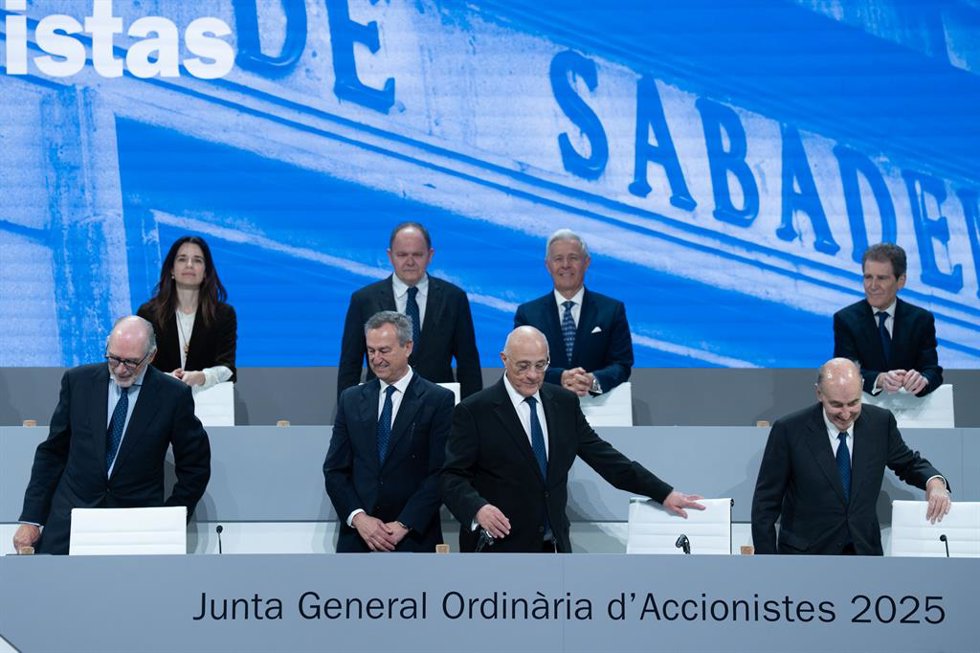 El consejero delegado de Banco Sabadell, César González-Bueno (2i) y el presidente de Banco Sabadell, Josep Oliu (2d), durante la junta general de accionistas del Banco Sabadell, a 20 de marzo de 2025, en Sabadell, Barcelona, Catalunya (España). Celebra