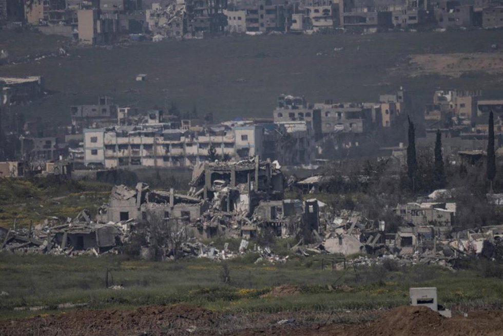 Vista general de la destrucción en Gaza vista desde la frontera entre Israel y Gaza. Israel lanzó una serie de ataques aéreos contra el grupo islamista palestino Hamás en la Franja de Gaza.