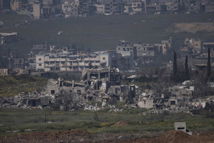 18 de maro de 2025, ---: Uma viso geral da destruio em Gaza vista da fronteira entre Israel e Gaza. Israel lanou uma série de ataques aéreos contra o grupo islmico palestino Hamas na Faixa de Gaza na tera-feira, depois que os esforos para estend