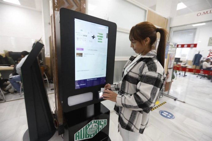 Aucorsa instala máquinas de autoventa de tarjetas bonobús precargadas con saldo de cinco y diez euros.