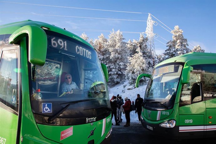 Archivo - Dos autobuses en el Puerto de Cotos