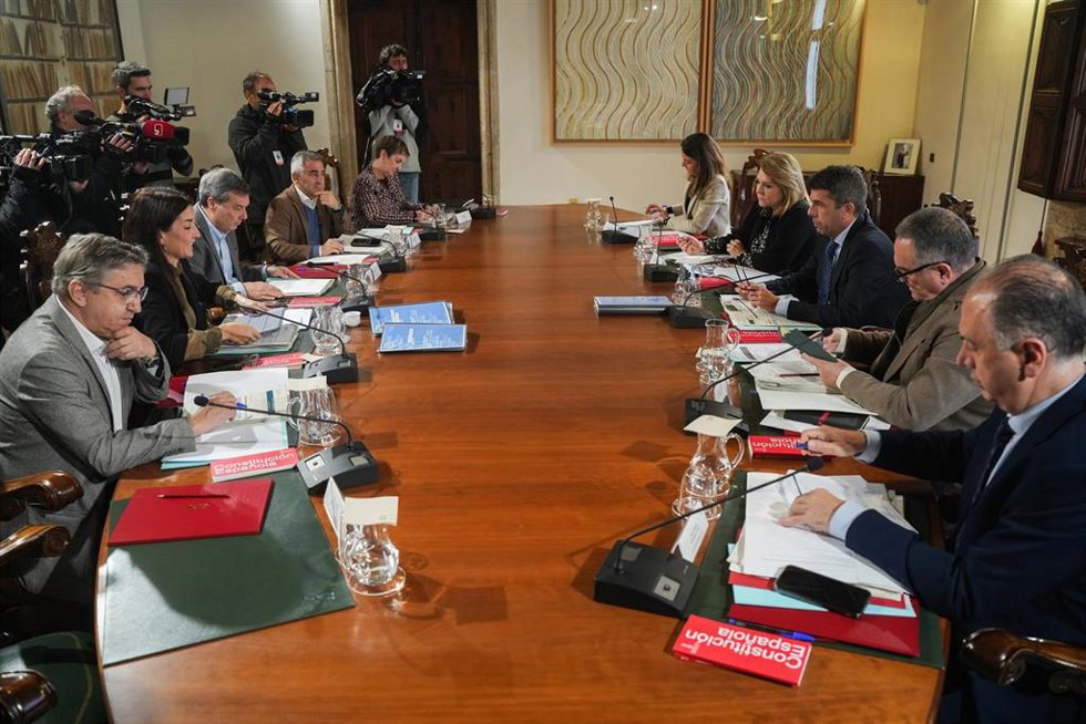 el presidente de la Generalitat valenciana, Carlos Mazón, durante la celebración de un pleno del Consell de Valencia en el Palau de la Generalitat, a 20 de marzo de 2025, en Valencia (España). 