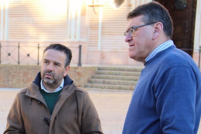 El diputado provincial de VOX en Huelva, Miguel Ángel Sánchez Cuéllar, y el parlamentario andaluz de VOX por la provincia onubense, Rafael Segovia.