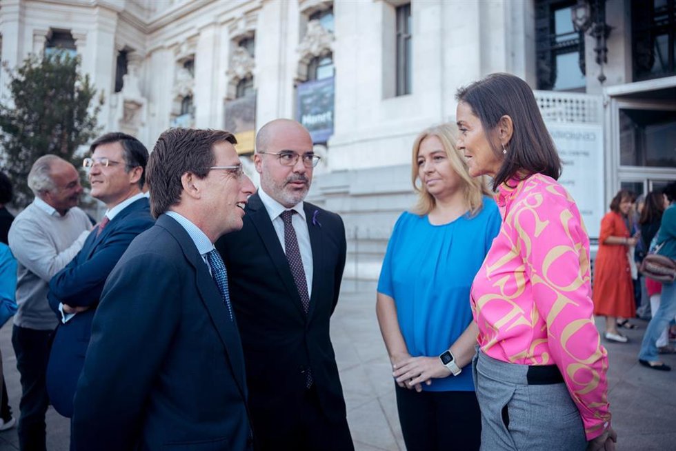 Archivo - El alcalde de Madrid, José Luis Martínez-Almeida (1i) y la portavoz del Grupo Municipal Socialista en el Ayuntamiento de Madrid, Reyes Maroto (1d).