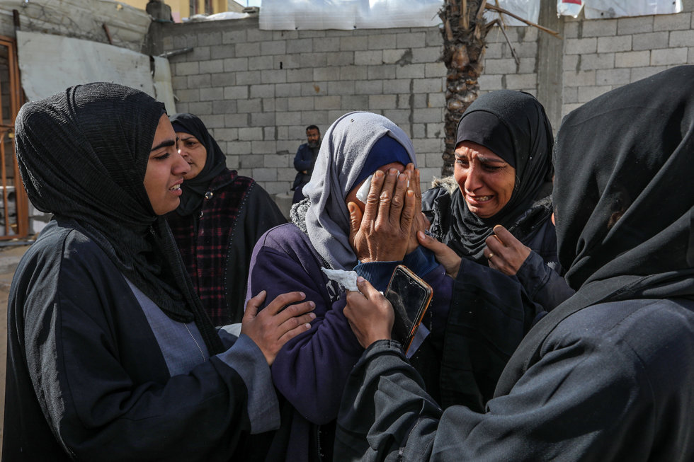 Mujeres lloran la muerte de sus familiares en los bombardeos de Israel sobre Gaza este jueves, tras recibir sus cuerpos del hospital de Nasser para su entierro. 
