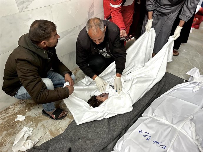 20 de março de 2025, Khan Yunis, Faixa de Gaza, Território Palestino: Funeral de palestinos que perderam a vida em ataques israelenses, realizado em frente ao Hospital Nasser em Khan Yunis, Gaza, em 20 de março de 2025. Foi relatado que pelo menos 95 pale