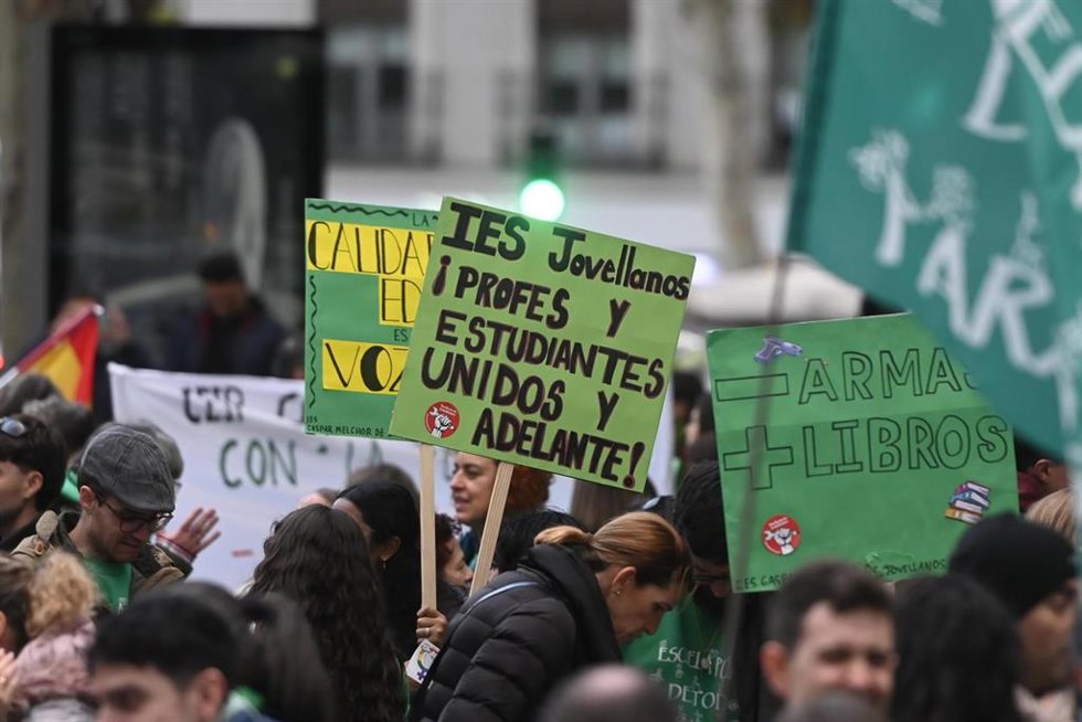 Archivo - Varias personas durante una manifestación por la educación pública, a 21 de noviembre de 2024, en Madrid (España). 