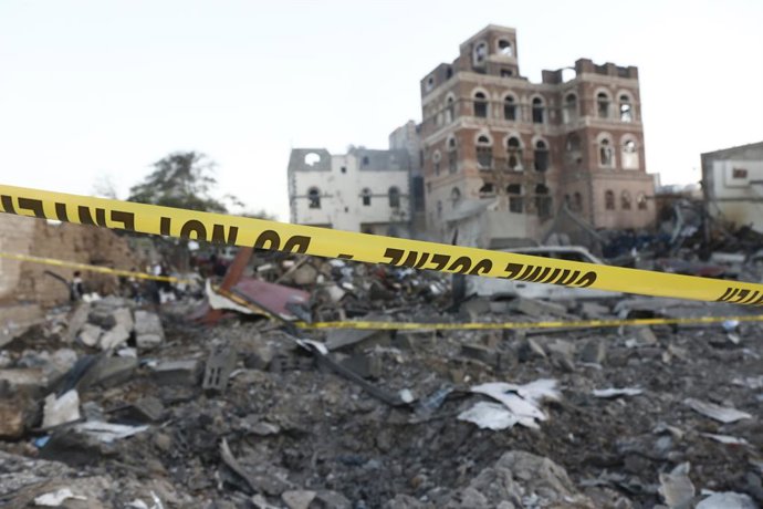SANAA, 20 de março de 2025 -- Esta foto tirada em 20 de março de 2025 mostra os prédios destruídos após os ataques aéreos dos EUA em Sanaa, no Iêmen. Uma nova rodada de ataques aéreos dos Estados Unidos atingiu a capital do Iêmen, Sanaa, na noite de quart