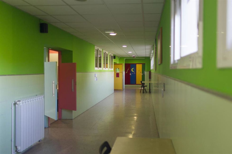 Archivo - El pasillo de una escuela.