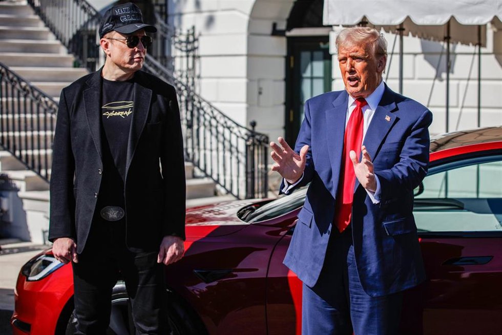 Elon Musk y Donald Trump frente a un Tesla en la Casa Blanca.