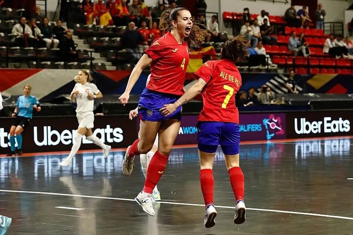 Ale de Paz celebra un gol con la selección española femenina de fútbol sala.