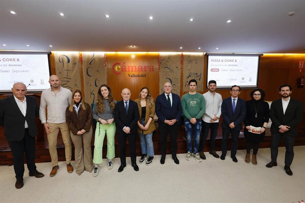 El alcalde de Valladolid, Jesús Julio Carnero, junto al presidente de la Cámara de Valladolid, Víctor Caramanzana, y la concejala de Juventud, Carolina del Bosque