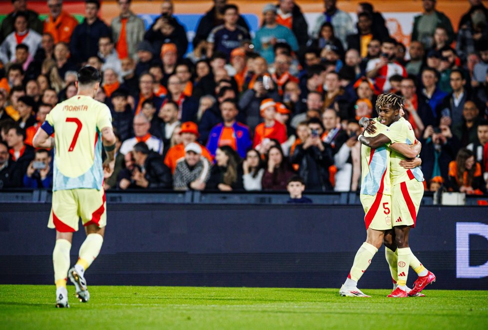 Nico Williams celebra un gol de la selección española en la Nations League.