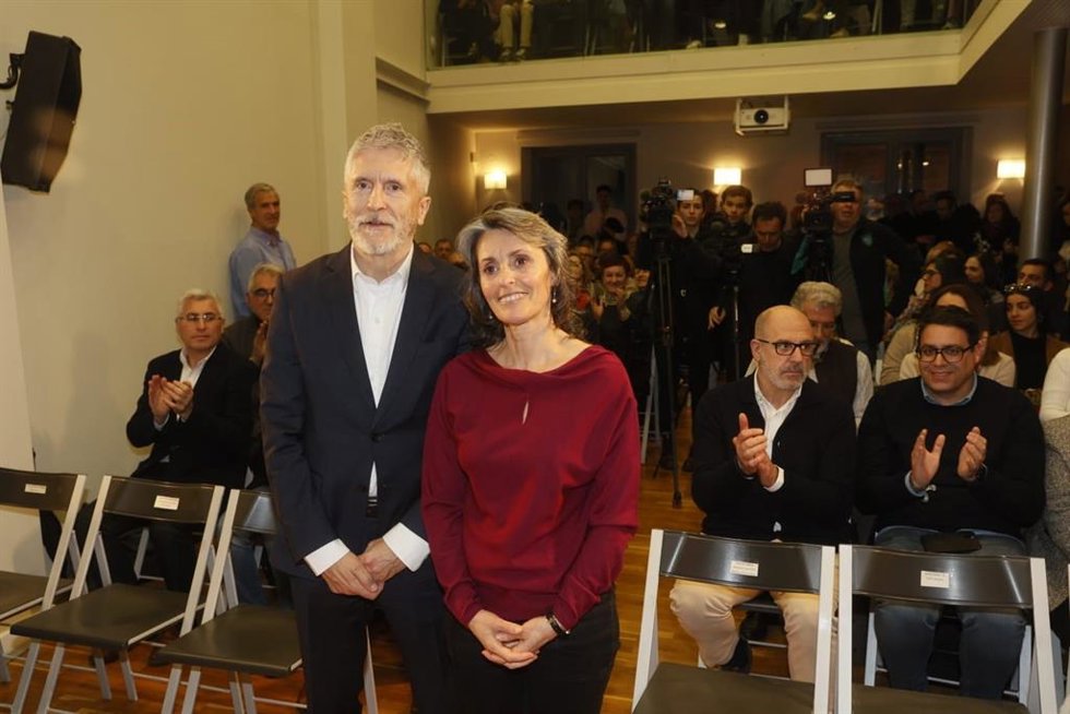 El ministro del Interior, Fernando Grande-Marlaska, junto a la doctora en Trabajo Social, Toñi Aretio, ambos galardonados con los IV Premios Alicia Izaguirre del PSOE