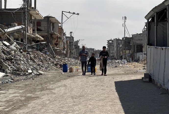 Palestinos caminan entre escombros en Rafá, en el sur de la Franja de Gaza