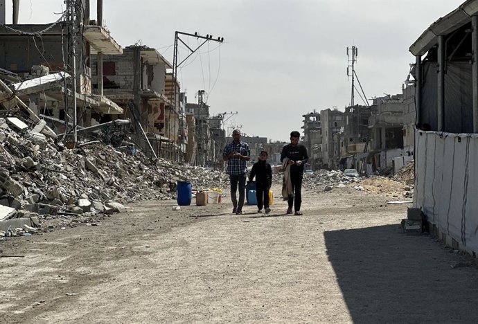 14 de março de 2025, Rafah, Faixa de Gaza, Território Palestino: Os palestinos realizam a segunda oração de sexta-feira do mês sagrado do Ramadã em meio à destruição e aos escombros perto da Mesquita Al-Farouq, em Rafah, no sul da Faixa de Gaza, em 14 de 