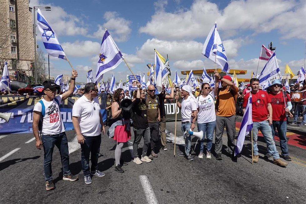 Manifestantes israelíes protestan en las calles de Jerusalén contra las últimas medidas del Gobierno de Benjamin Netanyahu