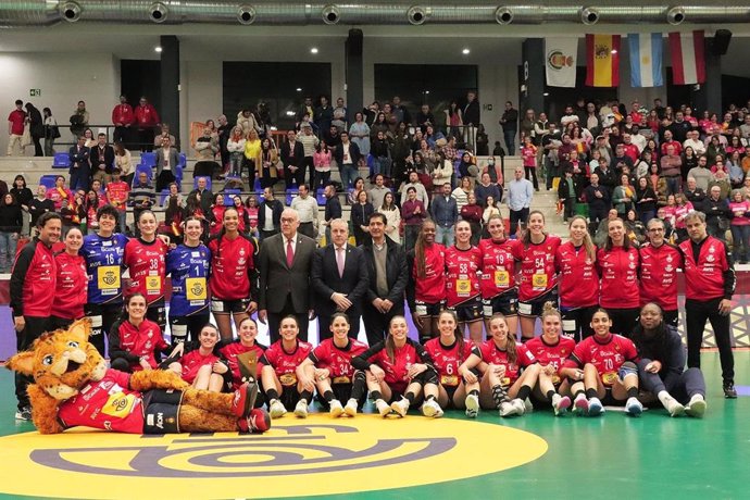 La selección española femenina de balonmano, tras conquistar el Torneo Internacional Ciudad de Manzanares.