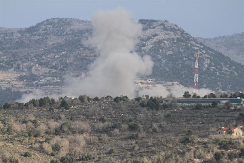 Archivo - Imagen de archivo de una columna de humo en el sur de Líbano tras ataques del Ejército de Israel