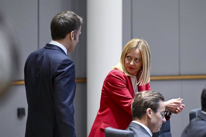 La primera ministra italiana, Giorgia Meloni, y el presidente francés, Emmanuel Macron, durante el Consejo Europeo en Bruselas