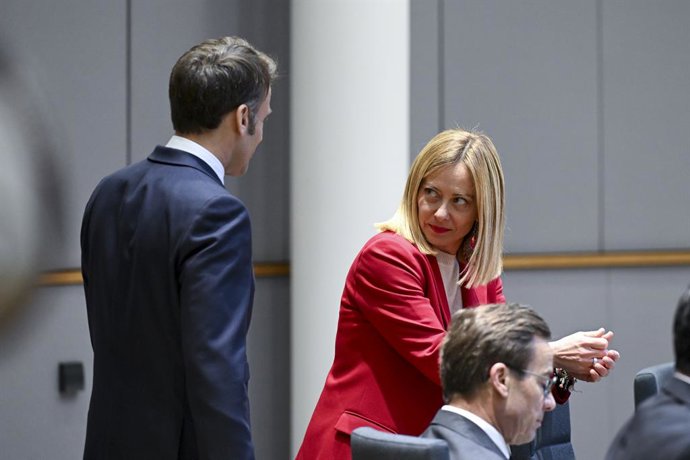 HANDOUT - 20 March 2025, Belgium, Brussels: Italy's Prime Minister Giorgia Meloni (R) talks with France's President Emmanuel Macron during the EU summit at the European Council headquarters in Brussels. Photo: Sierakowski Frederic/EU Council/dpa - ATTENTI